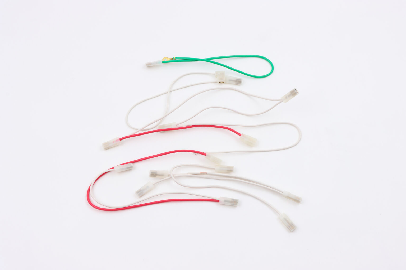 Chicotes elétricos fabricados pela Agapex com conectores e terminais