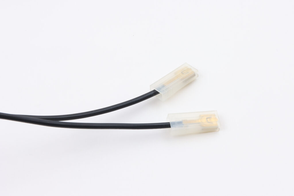Linha de chicotes elétricos com fios coloridos e conectores